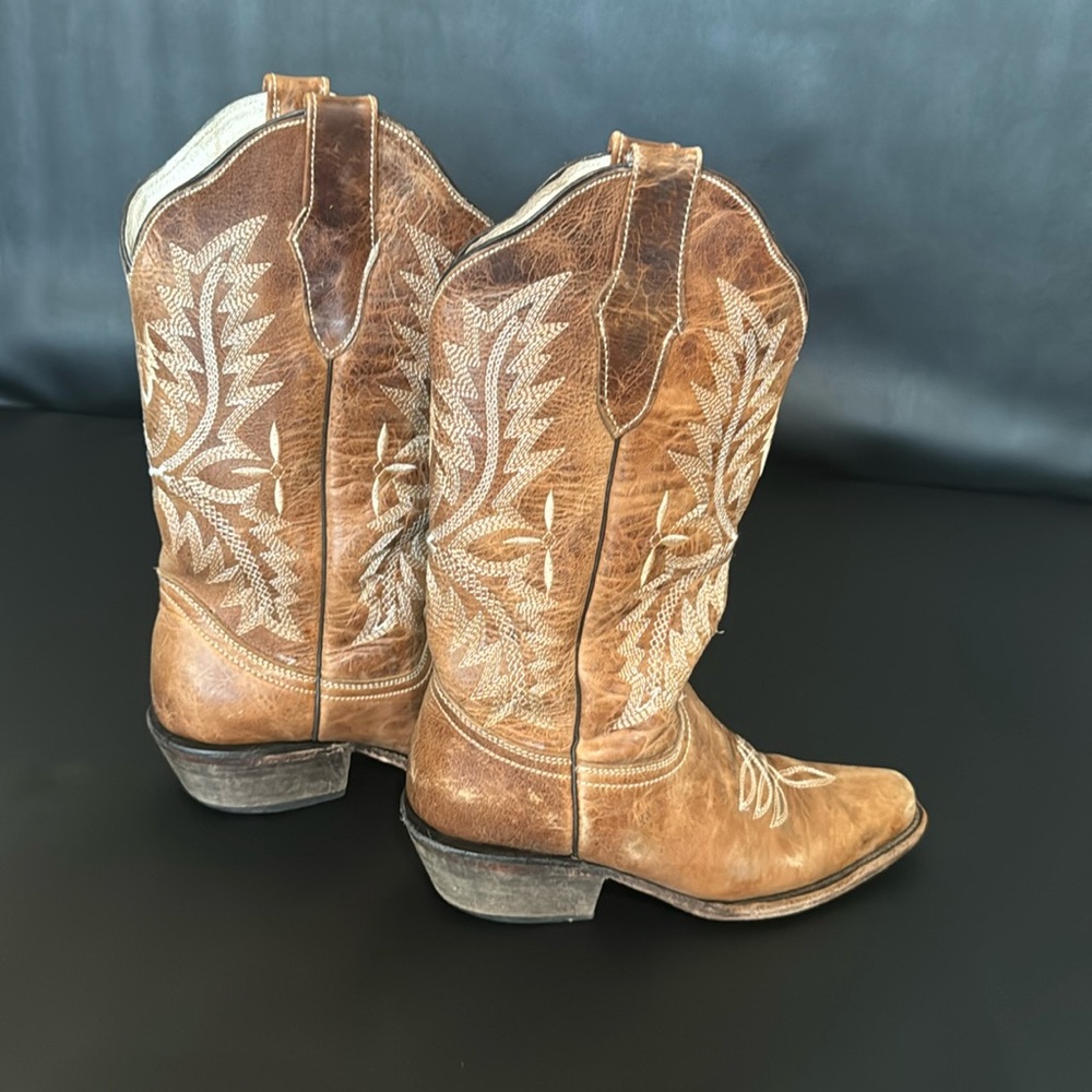 Girl’s used cowboy boots. Size 3.